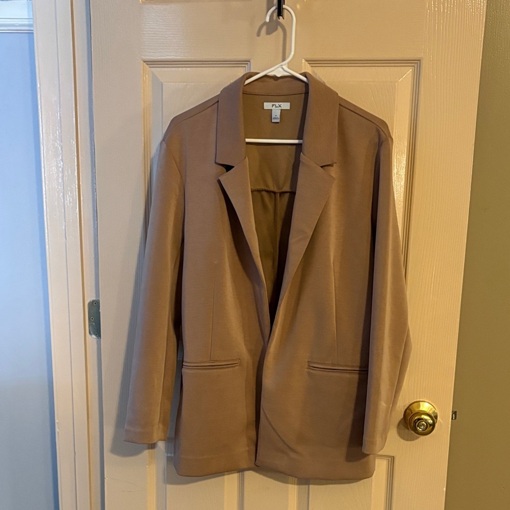 Women’s FLX solance style open front blazer in taupe. Fake front pockets size MD